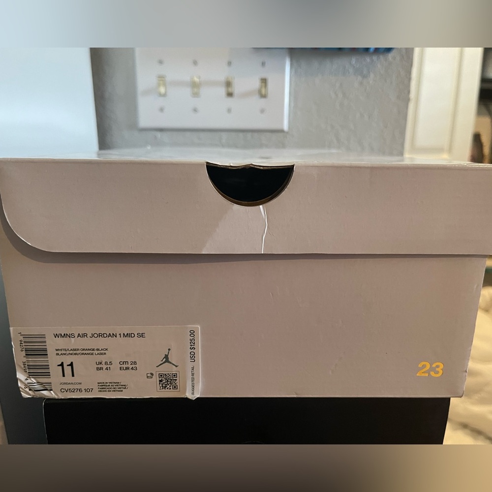 SOLD!!! Jordan 1 mid women’s 11 men’s 9.5 laser yellow - Picture 2 of 5